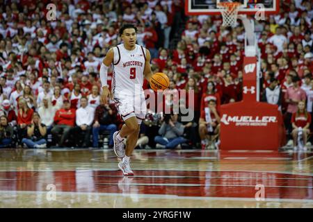 Madison, WI, USA. Dezember 2024. Die Wisconsin Badgers schützen John Tonje (9) während des NCAA Basketballspiels zwischen den Michigan Wolverines und den Wisconsin Badgers im Kohl Center in Madison, WI. Darren Lee/CSM/Alamy Live News Stockfoto