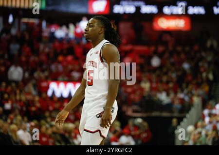 Madison, WI, USA. Dezember 2024. Die Wisconsin Badgers schützen John Blackwell (25) während des NCAA Basketballspiels zwischen den Michigan Wolverines und den Wisconsin Badgers im Kohl Center in Madison, WI. Darren Lee/CSM/Alamy Live News Stockfoto