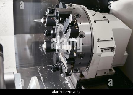 CNC-Drehfräsmaschine Fasen der Metallwellenteile. Die High-Tech-Metallbearbeitung durch Computer Numerical Control Machine. Stockfoto