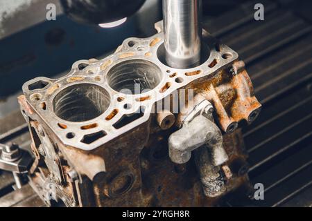 Motorzylinderbohrung auf cnc-Maschine. Bohren unter dem Kolben nach der Motorhülse mit einer Maschine mit numerischer Steuerung. Stockfoto