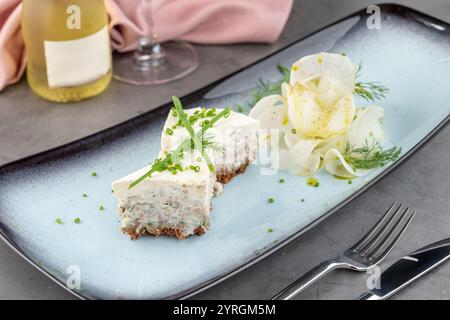 Cremige Fischterrine mit Dill- und Rettich-Garnitur Stockfoto