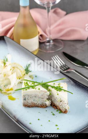 Cremige Fischterrine mit Dill- und Rettich-Garnitur Stockfoto