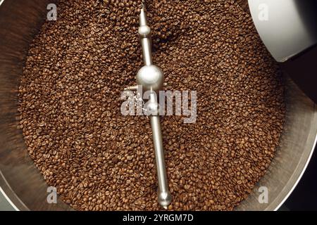 Blick von oben auf Kaffeebohnen in der Trommel Stockfoto