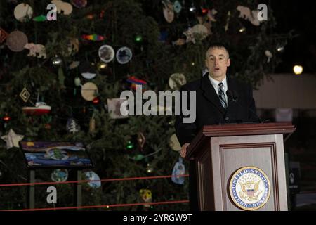 Washington, Usa. Dezember 2024. Thomas Austin, Architekt des Kapitols, spricht 2024 bei der Weihnachtsbaumbeleuchtung des Kapitols auf dem Westrasen des Kapitols in Washington, DC, USA am 3. Dezember 2024. In diesem Jahr wurde der Baum aus dem Tongass National Forest in Alaska entnommen, und Mitglieder des Shtax'heen Kwaan-Stammes waren im Publikum anwesend. Foto: Mattie Neretin/CNP/ABACAPRESS. COM Credit: Abaca Press/Alamy Live News Stockfoto