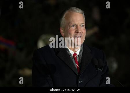 Washington, Usa. Dezember 2024. Der US-Senator Dan Sullivan (Republikaner von Alaska) spricht bei der Weihnachtsbaumbeleuchtung des Kapitols 2024 auf dem West Lawn of the Capitol in Washington, DC, USA am 3. Dezember 2024. In diesem Jahr wurde der Baum aus dem Tongass National Forest in Alaska entnommen, und Mitglieder des Shtax'heen Kwaan-Stammes waren im Publikum anwesend. Foto: Mattie Neretin/CNP/ABACAPRESS. COM Credit: Abaca Press/Alamy Live News Stockfoto