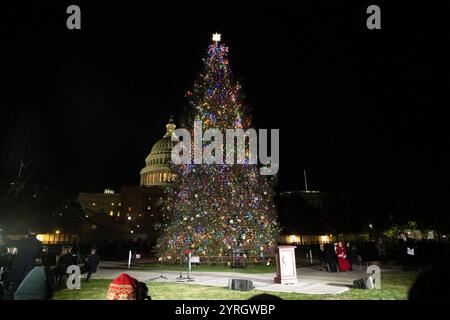 Washington, Usa. Dezember 2024. Der Baum wird bei der Weihnachtsbaumbeleuchtung des Kapitols 2024 auf dem West Lawn of the Capitol in Washington, DC, USA am 3. Dezember 2024 beleuchtet. In diesem Jahr wurde der Baum aus dem Tongass National Forest in Alaska entnommen, und Mitglieder des Shtax'heen Kwaan-Stammes waren im Publikum anwesend. Foto: Mattie Neretin/CNP/ABACAPRESS. COM Credit: Abaca Press/Alamy Live News Stockfoto