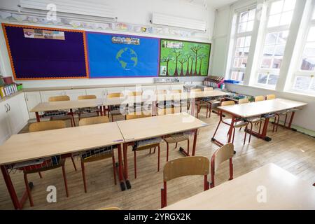 Aktenfoto vom 03/21 eines leeren Klassenzimmers an der Springfield Primary School in Belfast. In England könnten bis zu 300.000 Kinder in der Bildung fehlen, so ein Bericht. Laut dem Education Policy Institute (EPI) verlassen Jugendliche das englische Bildungssystem eher, insbesondere im 10. Lebensjahr, wenn Schüler zu ihren GCSE-Prüfungen vorstehen. Ausgabedatum: Mittwoch, 4. Dezember 2024. Stockfoto