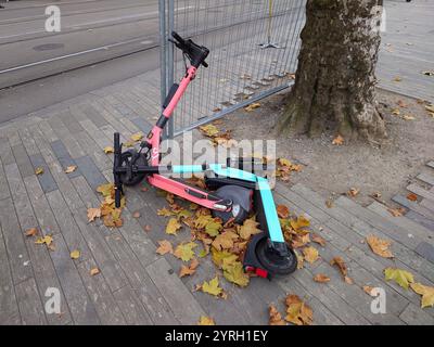 Zwei elektrische Stadtroller stürzten auf einer Stadtstraße in Europa um, Blick von oben, keine Leute. Stockfoto