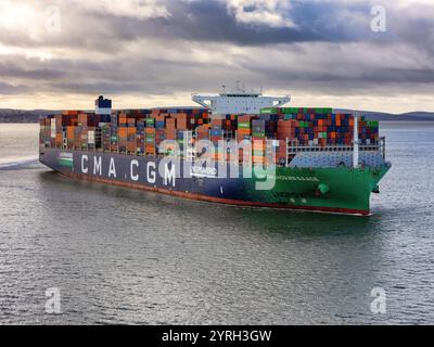 Aus der Vogelperspektive des LNG-betriebenen Containerschiffs CMA CGM Jacques Saade, benannt nach dem Gründer des Unternehmens. Stockfoto