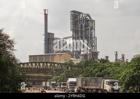 Bangkok, Thailand - 20. März 2022 - große Lastwagen mit zehn Rädern während der Fahrt auf der Straße an einem sonnigen Tag mit dem Ofenwerk haben Vorwärmer und Kühlturm von Stockfoto
