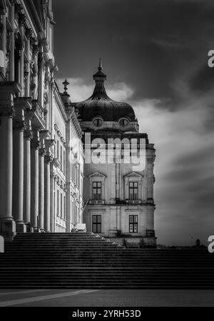 Dramatische Schwarzweiß-Fotografien, die die Pracht des Nationalpalastes mafra zeigen und die architektonischen Details und die imposante Präsenz hervorheben Stockfoto