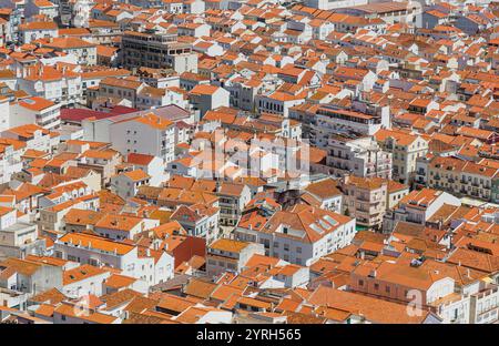 Blick aus der Vogelperspektive auf die bezaubernde Stadt nazare in portugal mit einem Meer aus Terrakotta-Dächern, weiß getünchten Gebäuden und dem Stadtbild unter dem Stockfoto