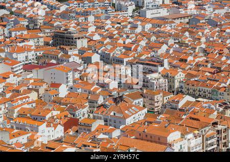 Traditionelle orangene Dachziegel auf weißen Gebäuden bilden einen lebendigen Wandteppich in der Küstenstadt nazare, portugal, von oben betrachtet Stockfoto