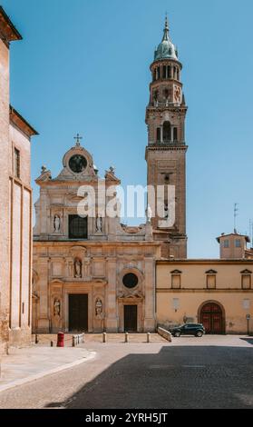 Die Abtei des heiligen johannes des Evangelisten in parma, italien, erhebt sich majestätisch mit seiner komplexen Fassade, Statuen, Uhr und dem hohen Glockenturm Stockfoto