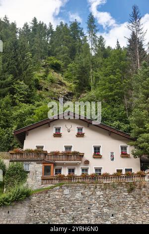 Traditionelles, rustikales Berghaus, dekoriert mit Blumen in Österreich Stockfoto