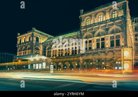 Wiener Staatsoper bei Nacht mit Lichtspuren von vorbeifahrenden Autos Stockfoto