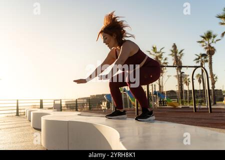 Sportler in Übergröße, der funktionelle Trainingsübungen im tropischen Outdoor-Fitnessstudio macht Stockfoto
