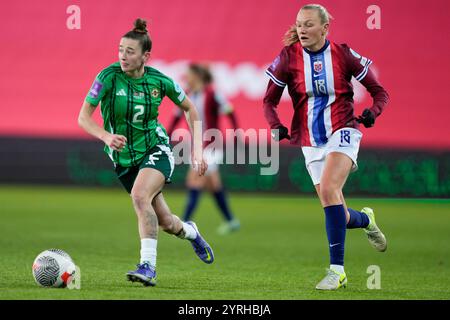 Oslo 20241203. Frida Maanum während des Qualifikationsspiels der Europameisterschaft im Frauenfußball zwischen Norwegen und Nordirland im Ullevaal-Stadion. Rebecca McKenna aus Nor-Irland links Foto: Fredrik Varfjell / NTB Stockfoto