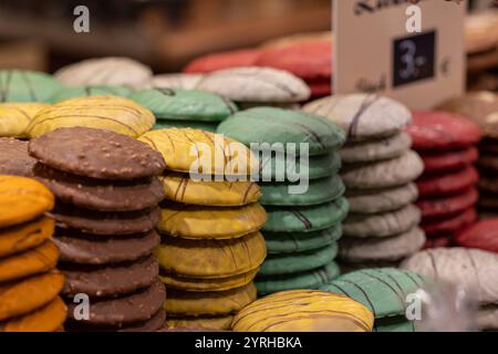 Nürnberger Christkindlesmarkt, 03.12.2024 Nahaufnahme von Nürnberger Elisenlebkuchen in verschiedenen Geschmackrichtungen und Glasuren. Die Lebkuchen sind in mehreren Stapeln farblich sortiert und werden auf einem Verkaufsstand präsentiert. Nürnberg Bayern Deutschland *** Nürnberg Weihnachtsmarkt, 03 12 2024 Nahaufnahme Nürnberg Elisen Lebkuchen in verschiedenen Geschmacksrichtungen und Lasuren der Lebkuchen wird in mehreren Stapeln nach Farbe sortiert und auf einem Verkaufsstand Nürnberg Bayern Deutschland 20241203-6V2A3809-M4000 präsentiert Stockfoto