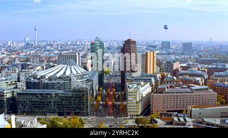 Atemberaubender Blick aus der Luft auf den Potsdamer Platz, mit moderner Architektur, pulsierenden Straßen und berühmten Wahrzeichen wie dem Fernsehturm Stockfoto