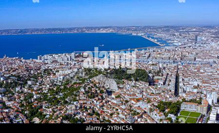 Ein faszinierender Blick aus der Luft auf Marseille, Frankreich, mit der berühmten Notre-Dame de la Garde und der glitzernden Mittelmeerküste. Stockfoto