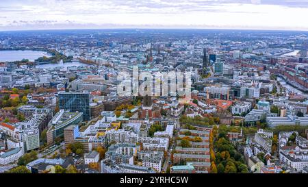 Ein atemberaubender Blick aus der Luft auf Hamburg, Deutschland, St. Michaelis Kirche inmitten einer pulsierenden Skyline der Stadt. Perfekt für Reisen, Architektur und Stadtlandschaft Stockfoto