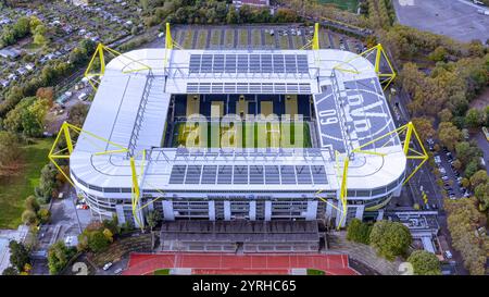 Spektakuläre Aussicht aus der Vogelperspektive auf den Signal Iduna Park, die berühmte Heimat von Borussia Dortmund, mit seinen leuchtenden gelben Pylonen, dem üppigen Pitch und der Umgebung Stockfoto