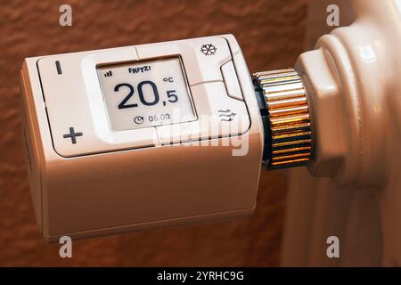 Thermostat an einer Heizung auf 20 Grad eingestellt, Heizkörperregler von Fritz, München, Dezember 2024 Deutschland, München, Dezember 2024, Thermostat an einer Heizung zeigt 20,5 Grad, Heizkörperregler von Fritz, Raumtemperatur Steuern, Energiekosten, Heizkosten, Fossile Energien, Winter, *** Thermostat auf einem Heizsystem auf 20 Grad eingestellt, Heizungsregler von Fritz , München, Dezember 2024 Deutschland, München, Dezember 2024, Thermostat an einem Heizsystem zeigt 20,5 Grad, Heizungsregler von Fritz , Raumtemperaturregelung, Energiekosten, Heizkosten, fossile Brennstoffe, Winter, Stockfoto