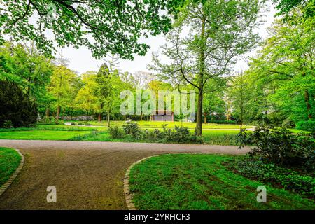 Grüner Park in der Stadt Kleve. Stockfoto