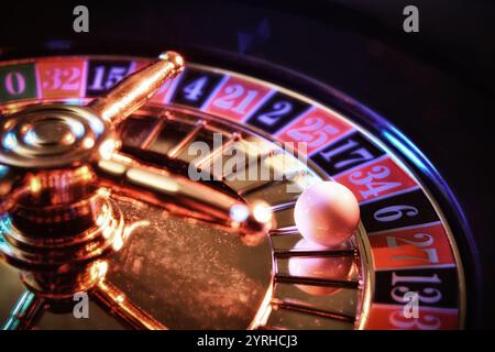 Der Ball wurde auf der schwarzen sechs eines Casino-Roulette-Rads fixiert. Erhöhte Aussicht. Stockfoto