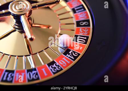 Detail des Balls, der auf den roten fünf eines Casino-Roulette-Rads fixiert ist. Erhöhte Aussicht. Stockfoto