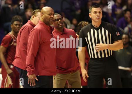 Baton Rouge, Usa. Dezember 2024. Leonard Hamilton, Cheftrainer der Florida State Seminoles, spricht mit einem Schiedsrichter während eines ACC-SEC Challenge Männer-Basketballspiels im Pete Maravich Assembly Center am Dienstag, den 3. Dezember 2024 in Baton Rouge, Louisiana. (Foto: Peter G. Forest/SipaUSA) Credit: SIPA USA/Alamy Live News Stockfoto