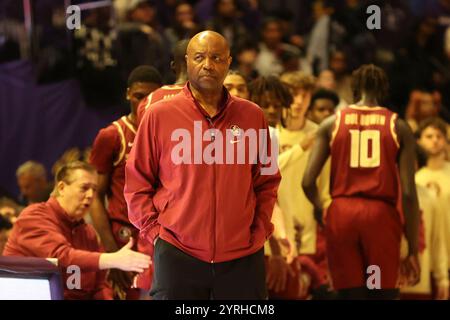 Baton Rouge, Usa. Dezember 2024. Leonard Hamilton, Cheftrainer der Florida State Seminoles, reagiert auf ein Spiel während eines ACC-SEC Challenge Männer Basketballspiels im Pete Maravich Assembly Center am Dienstag, den 3. Dezember 2024 in Baton Rouge, Louisiana. (Foto: Peter G. Forest/SipaUSA) Credit: SIPA USA/Alamy Live News Stockfoto