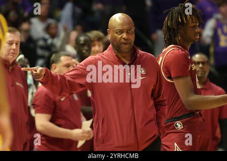 Baton Rouge, Usa. Dezember 2024. Leonard Hamilton, Cheftrainer der Florida State Seminoles, weist sein Team an, während eines ACC-SEC Challenge Männer-Basketballspiels im Pete Maravich Assembly Center am Dienstag, den 3. Dezember 2024 in Baton Rouge, Louisiana, zur Bank zu kommen. (Foto: Peter G. Forest/SipaUSA) Credit: SIPA USA/Alamy Live News Stockfoto