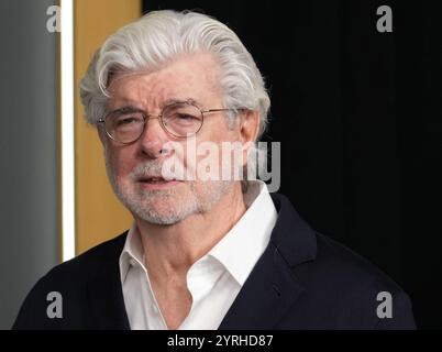 Los Angeles, USA. Dezember 2024. George Lucas bei Netflix's THE SIX TRIPLE ACHT Premiere, die am Dienstag im ägyptischen Theater in Hollywood, CA, stattfand. Dezember 2024. (Foto: Sthanlee B. Mirador/SIPA USA) Credit: SIPA USA/Alamy Live News Stockfoto