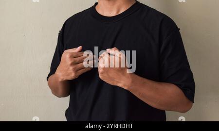 Junger Mann, der Gesten in Gebärdensprache zeigt Stockfoto