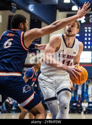 Dezember 2024 Moraga, CA USA Saint Marys Center Mitchell Saxen (11) fährt während des NCAA Men's Basketball Spiels zwischen UTSA Roadrunners und den Saint Marys Gaels zum Basketball. Saint Marys schlug UTSA 82-74 im University Credit Union Pavilion Moraga Calif Thurman James/CSM Stockfoto