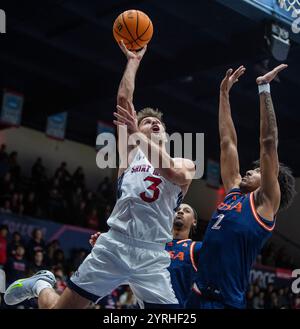 3. Dezember 2024 Moraga, CA USA Saint Marys Wachmann Augustas Marciulionis (3) fährt während des NCAA Men's Basketball Spiels zwischen UTSA Roadrunners und den Saint Marys Gaels zum Basketball. Saint Marys schlug UTSA 82-74 im University Credit Union Pavilion Moraga Calif Thurman James/CSM Stockfoto