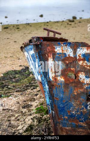 Rostiges altes Schiffswrack oder Wrack eines alten, verlassenen Fischerbootes, das an der Strandlinie eines Strandes auf der isle of wight UK verrottet. Stockfoto