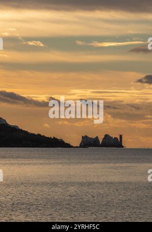 Wunderschöne stimmungsvolle Meereslandschaft mit Sonnenuntergang über den Needles Rocks und dem Leuchtturm an der Küste der isle of wight UK, Isle of wight Landschaft. Stockfoto