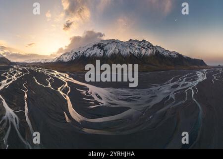 Atemberaubende Aussicht auf das Thorsmork-Tal in Island mit dramatischen Berggipfeln und gewundenen Flussbetten unter dem warmen Glanz einer untergehenden Sonnenkappe Stockfoto