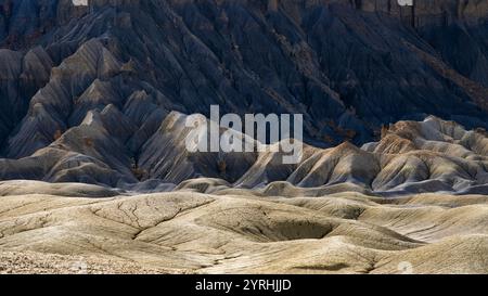 Factory Buttes raues, skulpturiertes Gelände bildet eine beeindruckende Landschaft in Utah. Die einzigartigen Erosionsmuster und -Strukturen schaffen eine atemberaubende Natur Stockfoto