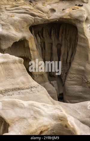 Detaillierte Ansicht des verwitterten Sandsteins, der komplexe Texturen und Formationen offenbart. Die natürlichen Rillen und Kurven zeigen die geologische Geschichte und das Beau Stockfoto