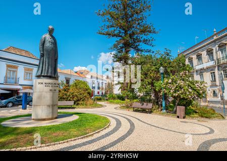 Historische Gebäude umgeben den Platz Dr. Antonio Padinha. Tavira, Algarve, Portugal Stockfoto