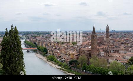 Panoramablick auf Verona mit der Etsch, die sich durch die historische Stadtlandschaft schlängelt. Markante Architektur und üppiges Grün unterstreichen dieses Symbol Stockfoto