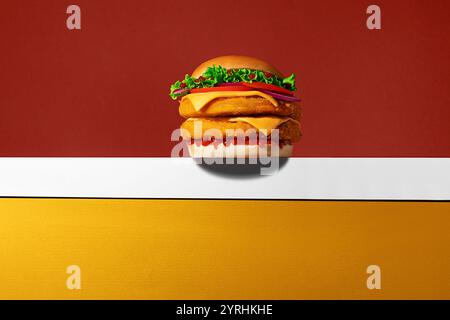 Köstlicher gebratener Hähnchenburger in kräftigen Farben und sauberer Komposition, perfekt für Fast Food-Themen Stockfoto