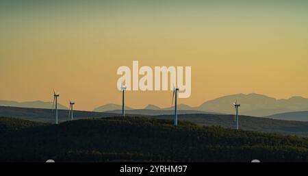 Panoramablick auf Kiruna und Windturbinen vor einem goldenen Sonnenuntergang in Schweden, der die Mischung aus Industrie und Natur in diesem Nor unterstreicht Stockfoto