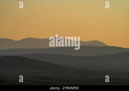 Herrliches Luftpanorama von Kiruna in Schweden bei Sonnenuntergang mit malerischen Landschaften und ruhigen Horizonten, ideal für Natur- und Reisebegeisterte Stockfoto