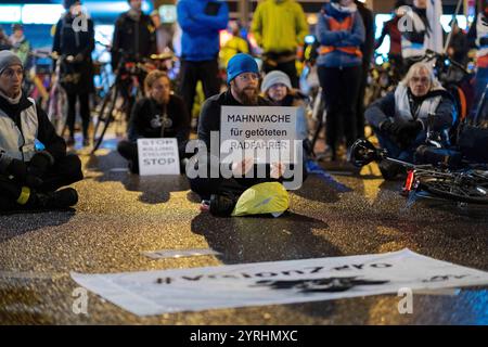 Mahnwache und Gedenken von RadfahrerInnen nach einem tödlichen Fahrradunfall an der Unfallstelle breite Straße und Mühlenstraße in Berlin-Pankow. Der Fahrradunfall ereignete sich am 9.November. Das 17jährige Unfallopfer Verbarb am 15. November im Krankenhaus. / Mahnwache und Gedenken an Radfahrer nach einem tödlichen Fahrradunfall am Unfallort in der breiten Straße und Mühlenstraße in Berlin-Pankow. Der Fahrradunfall ereignete sich am 9. November. Das 17-jährige Opfer starb am 15. November im Krankenhaus. Schnappschussfotografie/K.M.Krause *** Mahnwache und Erinnerung an Radfahrer nach tödlicher Bizie Stockfoto