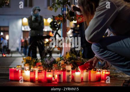 Mahnwache und Gedenken von RadfahrerInnen nach einem tödlichen Fahrradunfall an der Unfallstelle breite Straße und Mühlenstraße in Berlin-Pankow. Der Fahrradunfall ereignete sich am 9.November. Das 17jährige Unfallopfer Verbarb am 15. November im Krankenhaus. / Mahnwache und Gedenken an Radfahrer nach einem tödlichen Fahrradunfall am Unfallort in der breiten Straße und Mühlenstraße in Berlin-Pankow. Der Fahrradunfall ereignete sich am 9. November. Das 17-jährige Opfer starb am 15. November im Krankenhaus. Schnappschussfotografie/K.M.Krause *** Mahnwache und Erinnerung an Radfahrer nach tödlicher Bizie Stockfoto